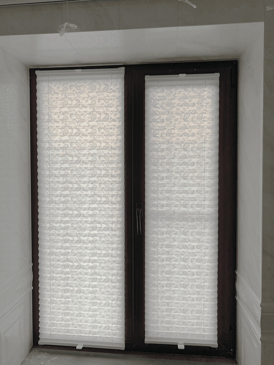 Шторы плиссе «Кварц», «Краш Белый», «Зимние шары, белый»