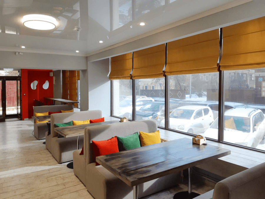 Классические римские шторы в кафе