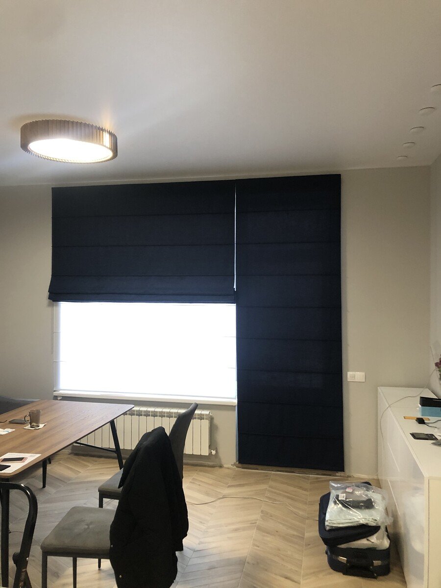 Римская штора день-ночь для окон с балконной дверью