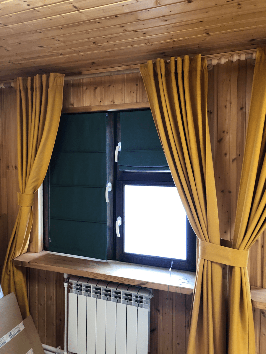 Римские шторы на окно с комплектом классических штор