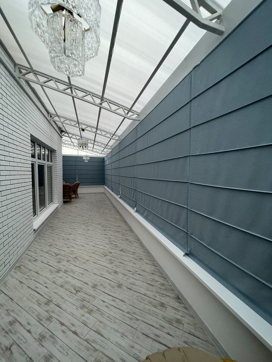 Римская штора с верёвочным карнизом ткань твид блэкаут небесно-голубой